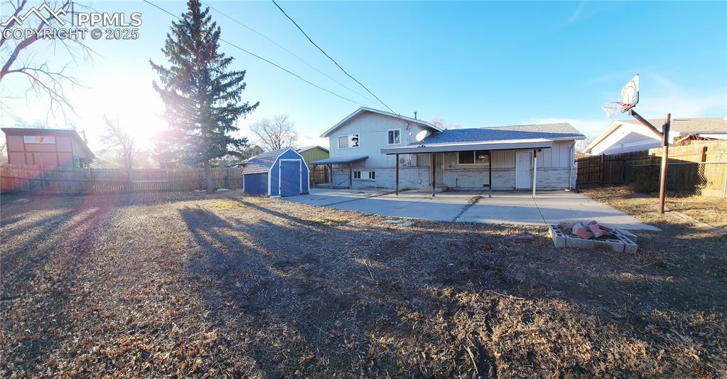 Image 20 of 25: Large yard