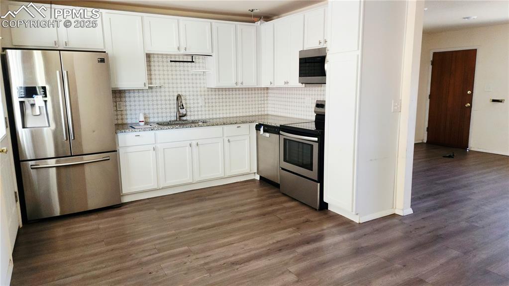 Image 3 of 25: Kitchen