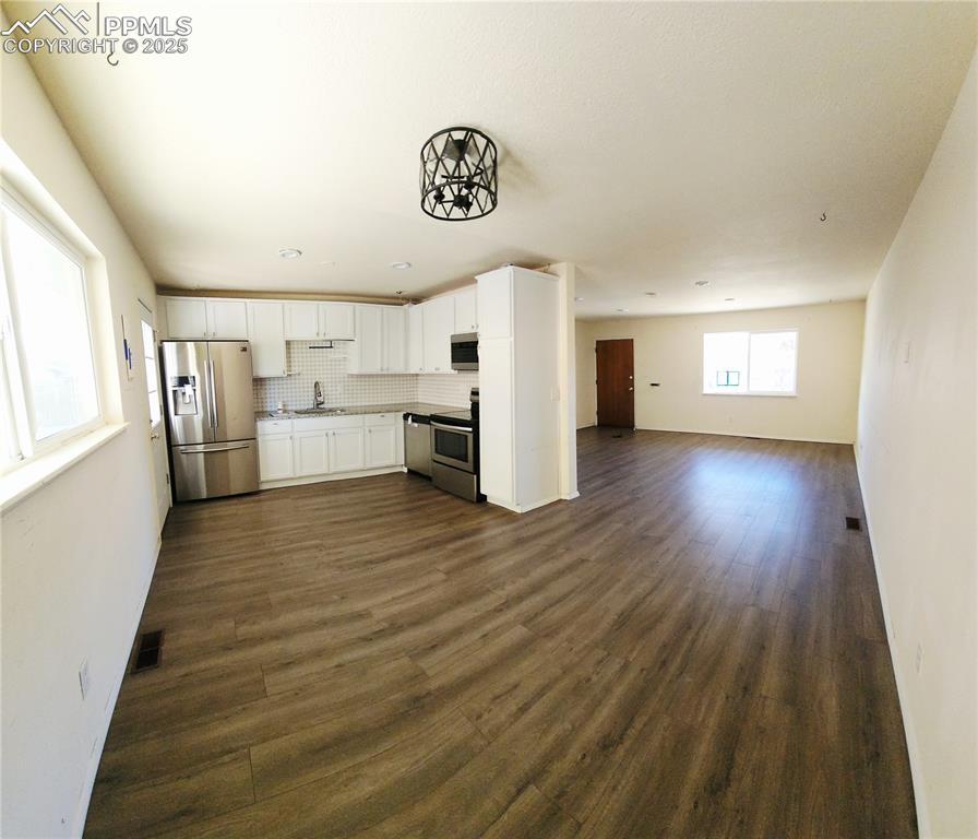 Image 4 of 25: open floorplan