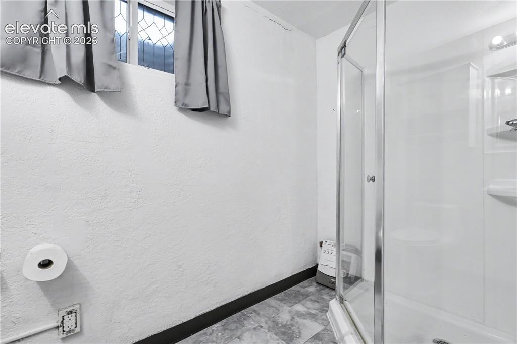Image 19 of 28: Bathroom