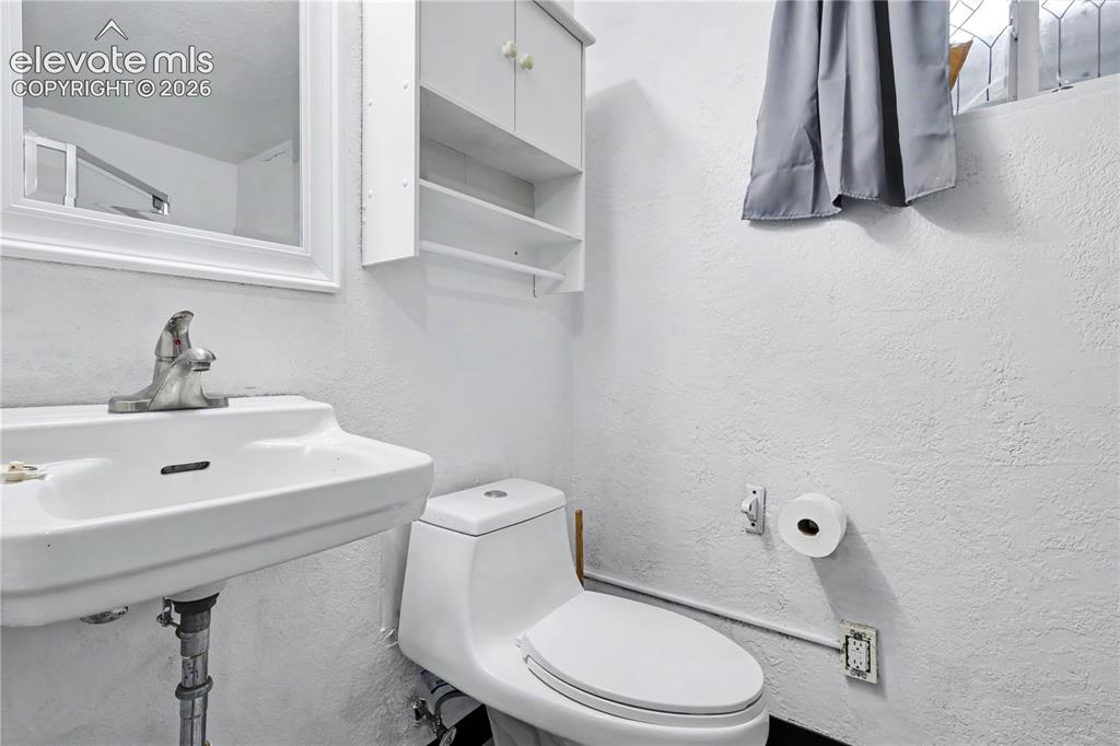 Image 20 of 28: Bathroom