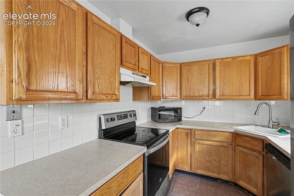 Image 7 of 28: Kitchen