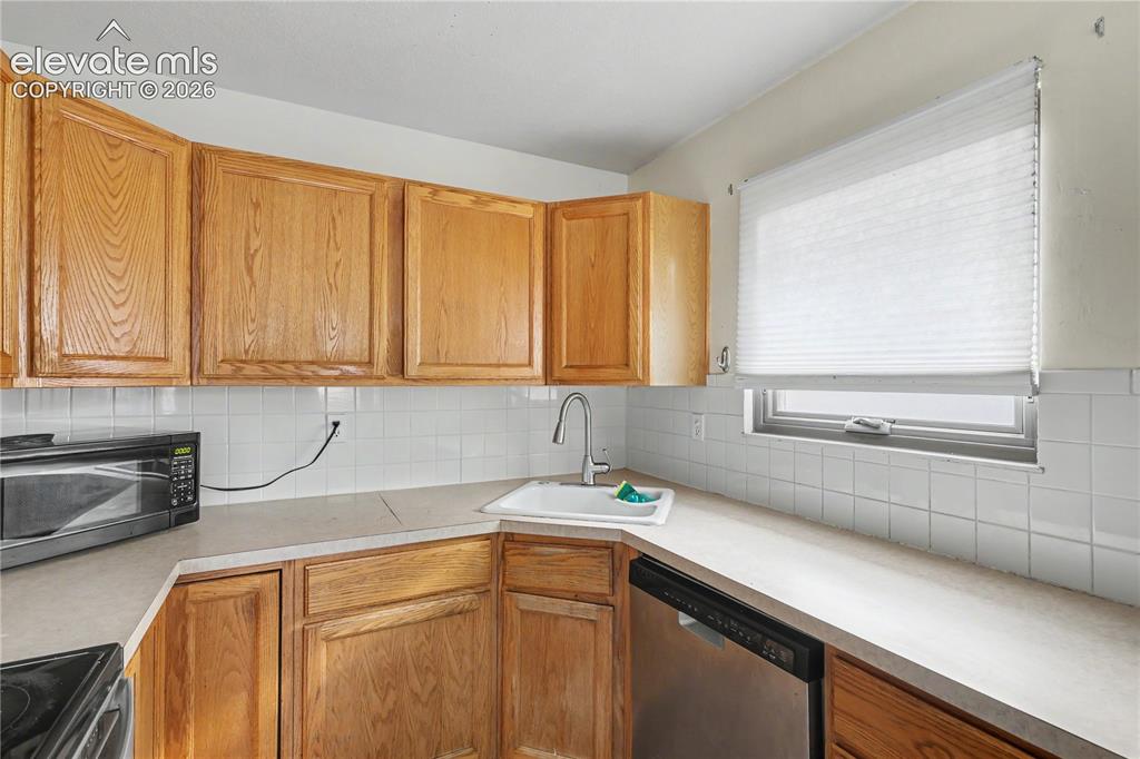Image 8 of 28: Kitchen