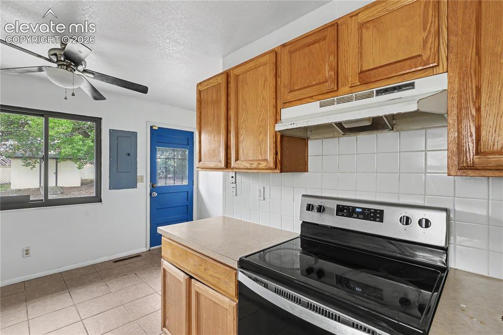 Image 9 of 28: Kitchen