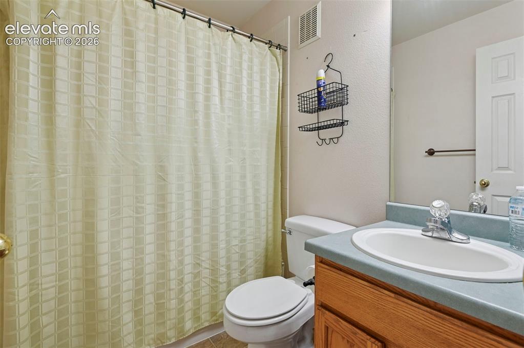 Image 11 of 13: Bathroom