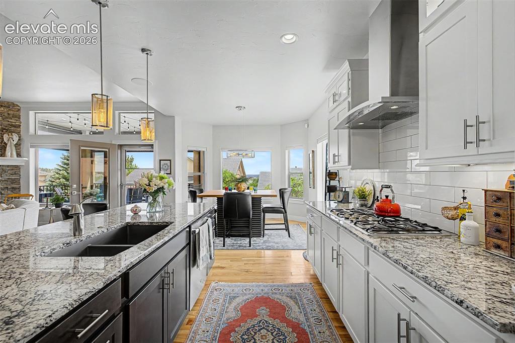 Image 16 of 49: Kitchen