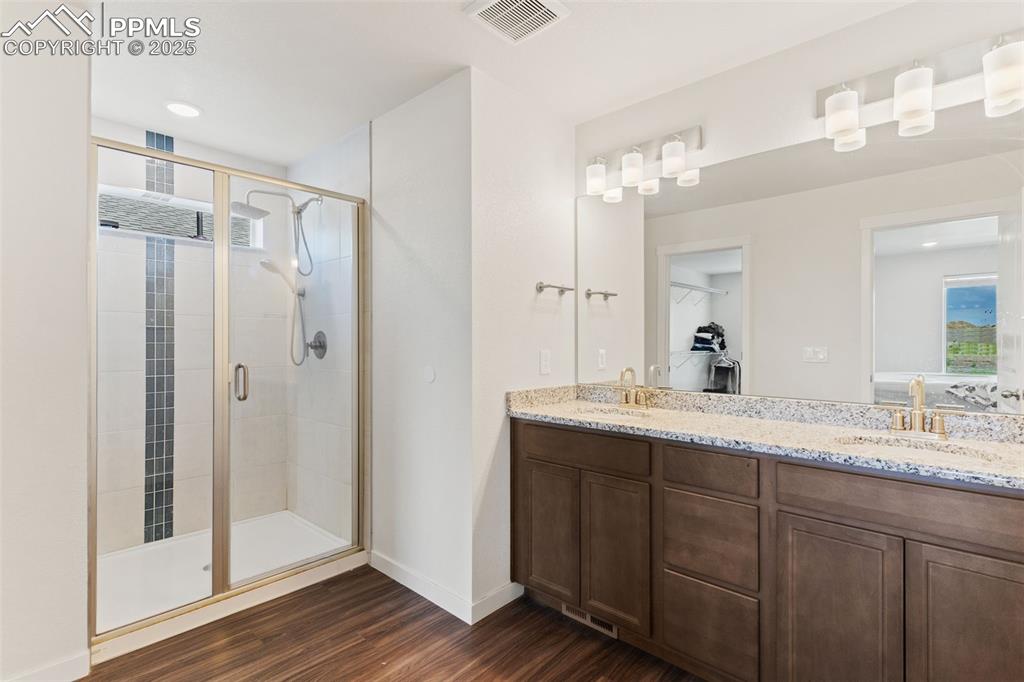 Image 16 of 26: Bathroom