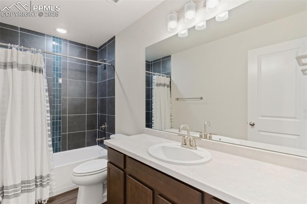 Image 19 of 26: Bathroom