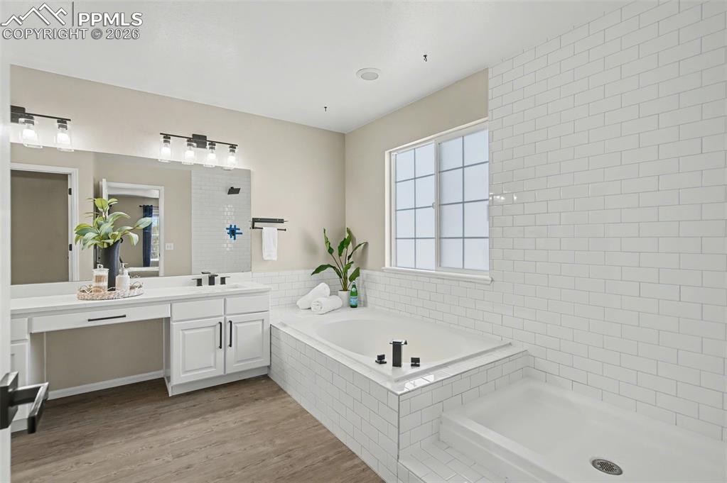 Image 26 of 39: Bathroom