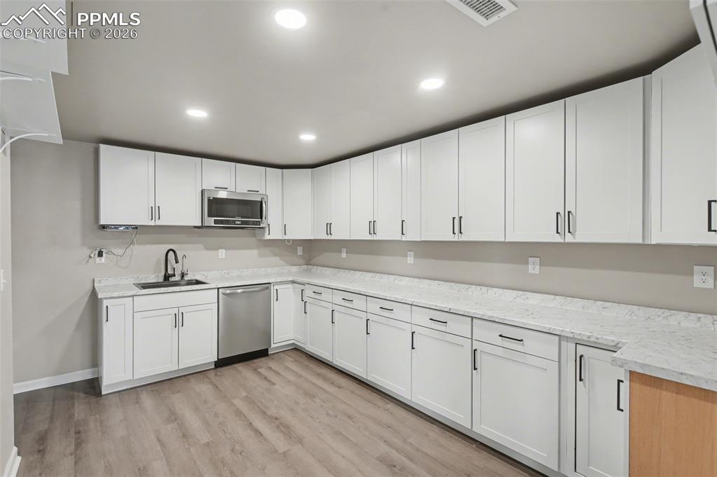 Image 34 of 39: Kitchen