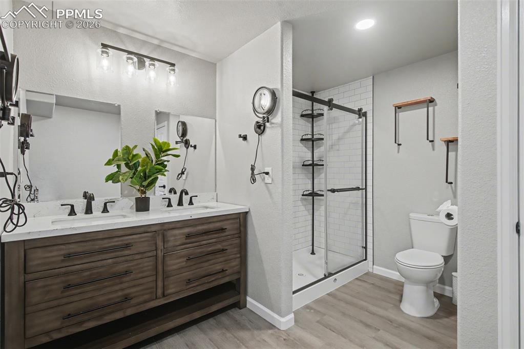 Image 40 of 43: Bathroom