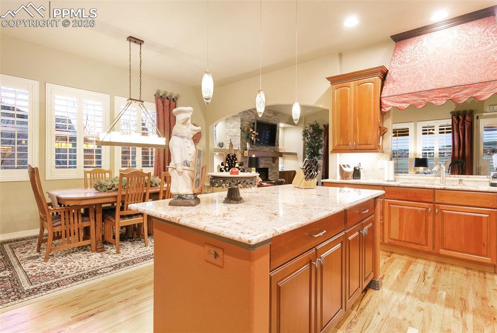 Image 10 of 45: Kitchen