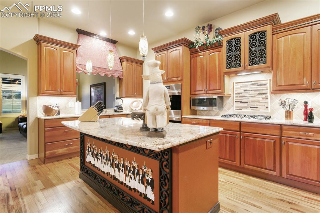 Image 15 of 45: Kitchen