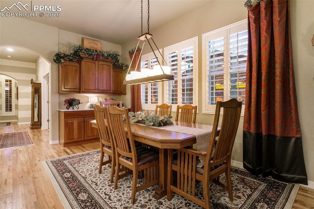 Image 16 of 45: Dining Area