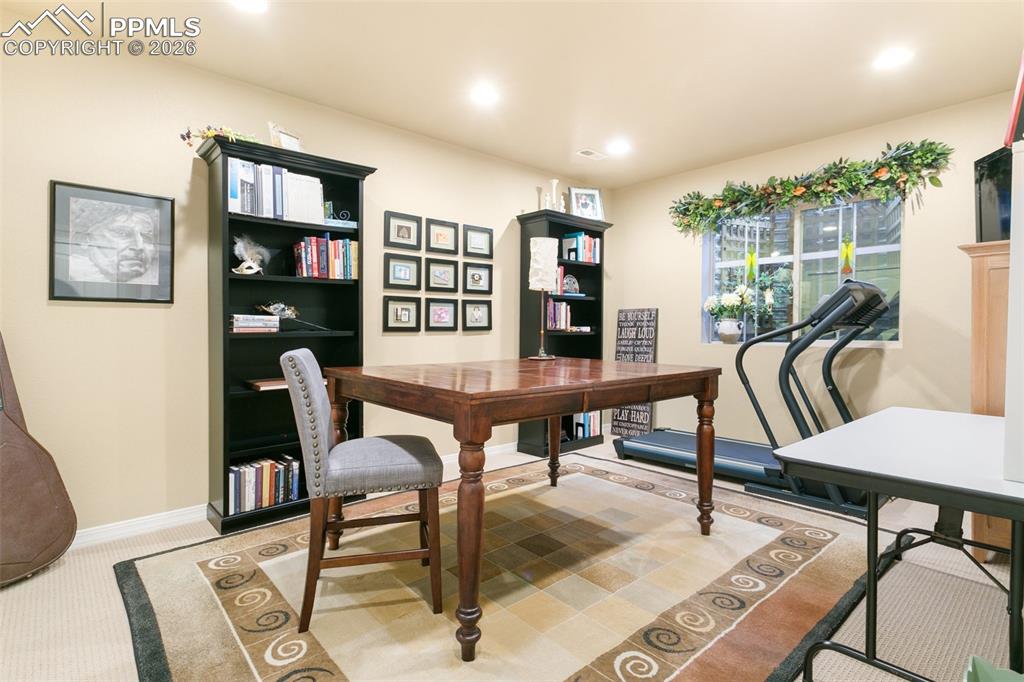 Image 31 of 45: Bedroom