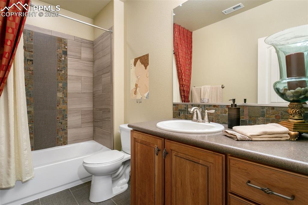 Image 32 of 45: Bathroom