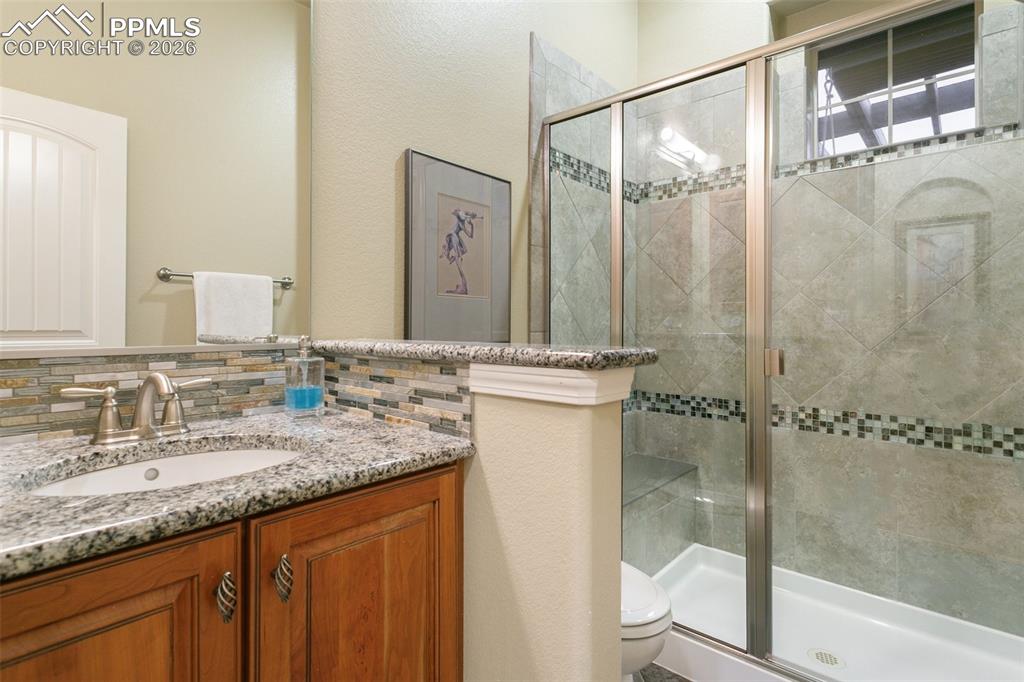 Image 33 of 45: Bathroom