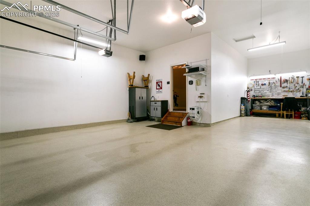 Image 35 of 45: Garage