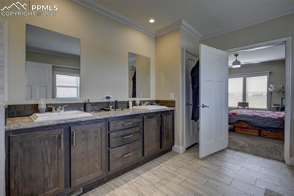 Image 13 of 18: Bathroom