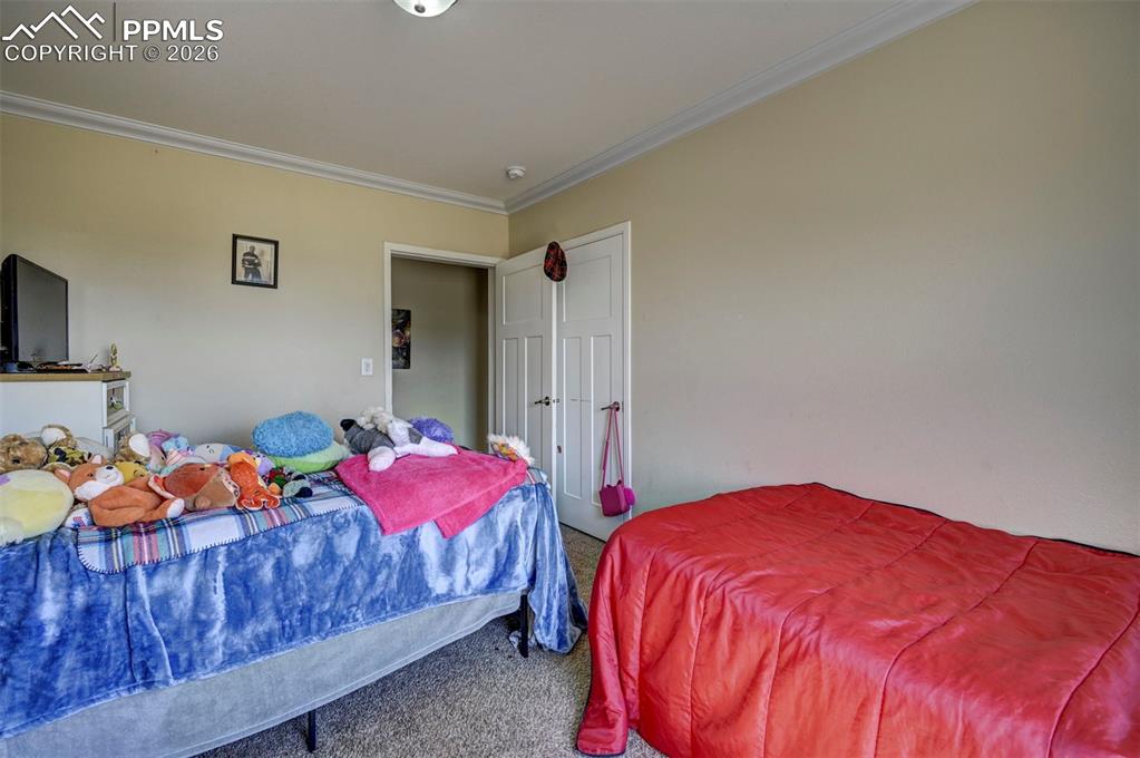 Image 17 of 18: Bedroom