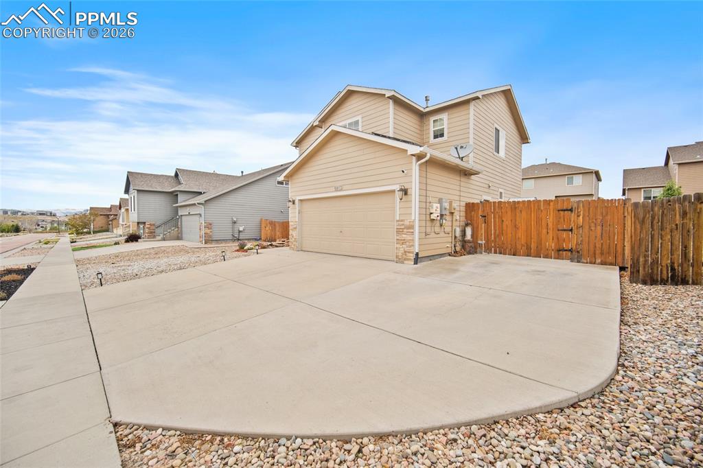 Image 3 of 43: Expanded driveway skav