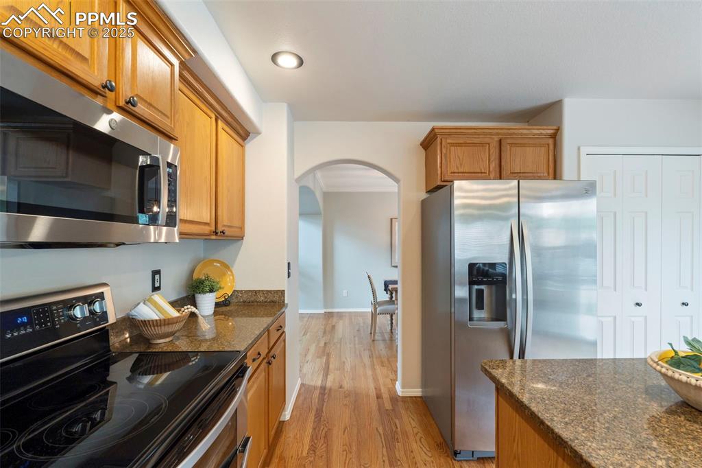 Image 10 of 39: Kitchen