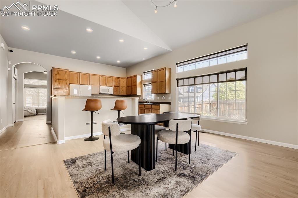 Image 11 of 28: Dining Area