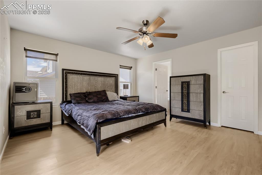 Image 18 of 28: Bedroom