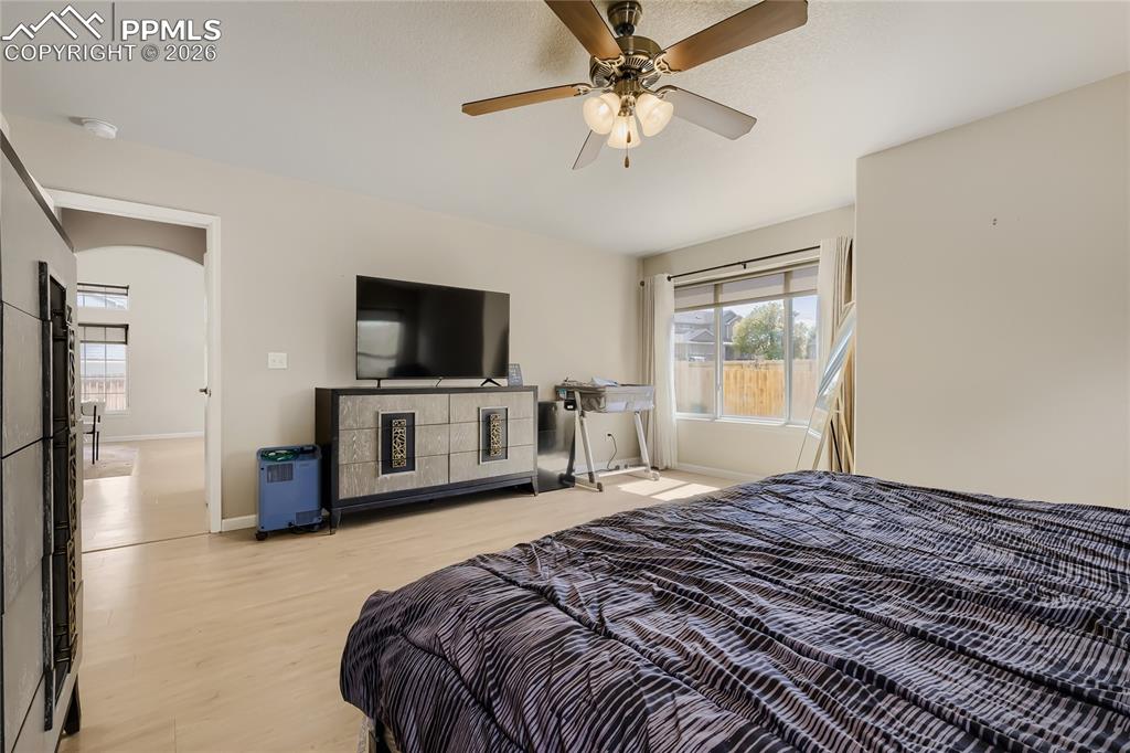 Image 19 of 28: Bedroom