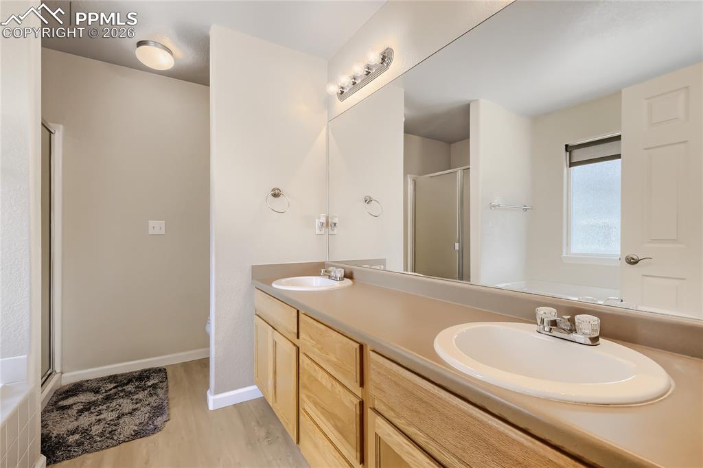 Image 20 of 28: Bathroom