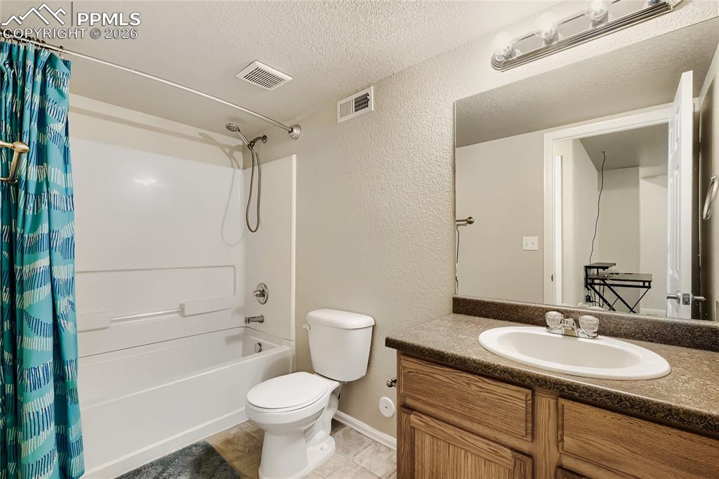 Image 23 of 28: Bathroom