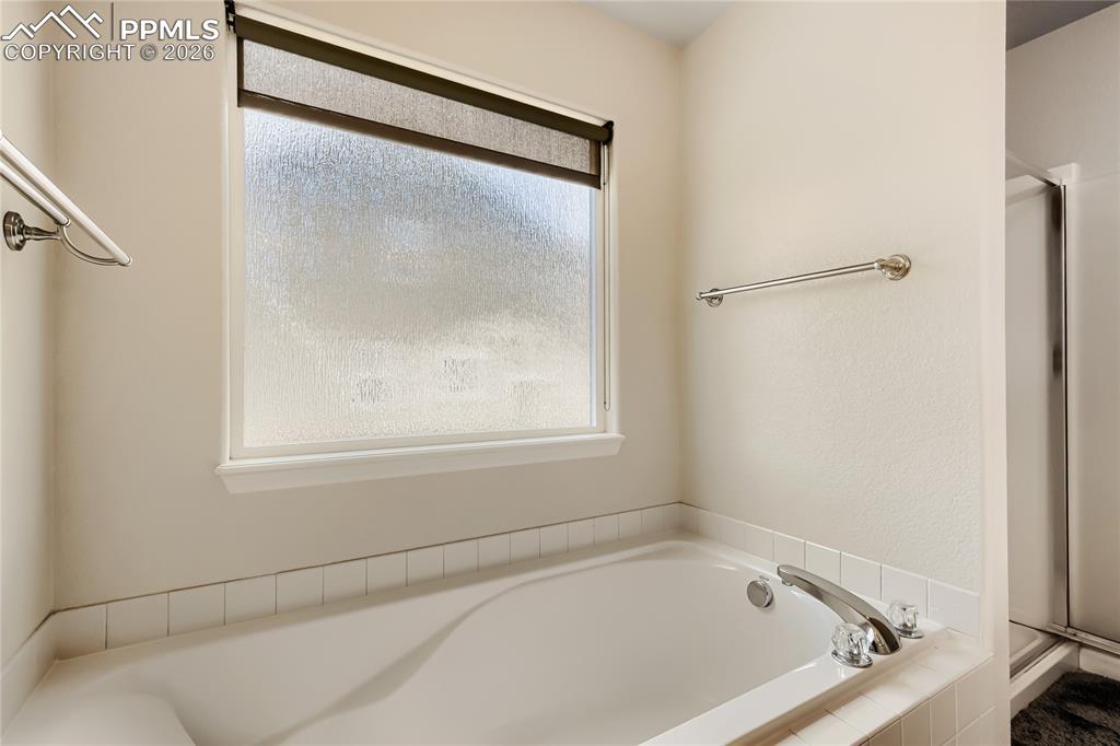 Image 25 of 28: Bathroom