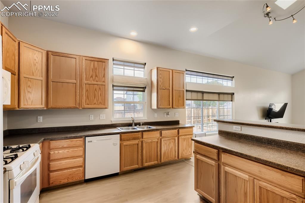 Image 8 of 28: Kitchen