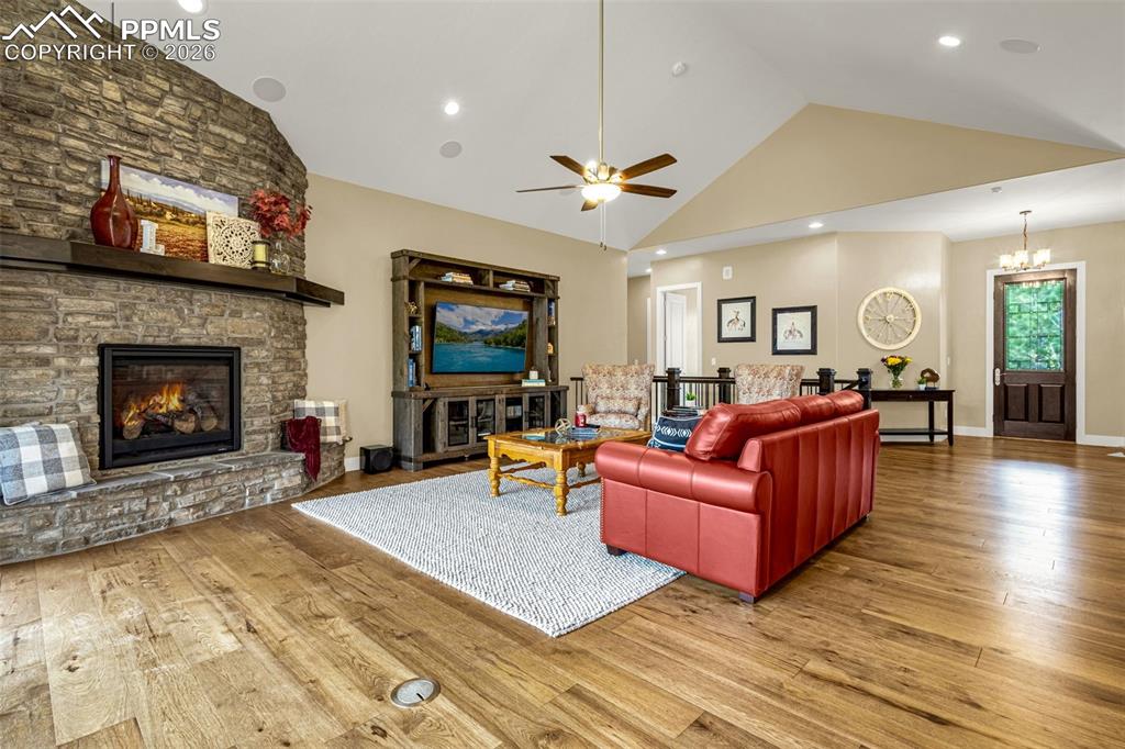 Image 4 of 50: Great Room