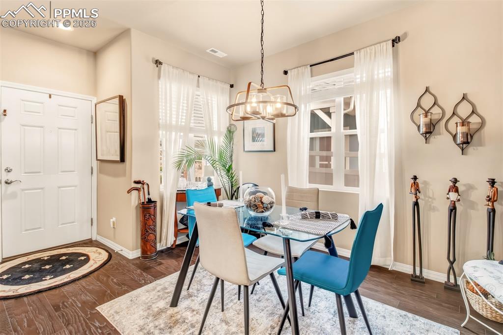 Image 7 of 32: Dining area 