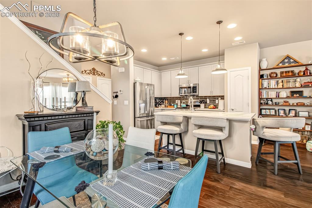 Image 8 of 32: Dining area