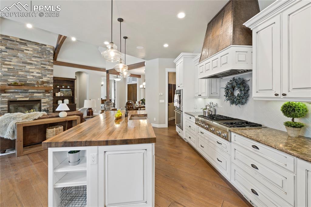 Image 14 of 50: Kitchen