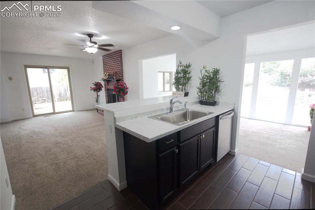 Image 10 of 14: Kitchen