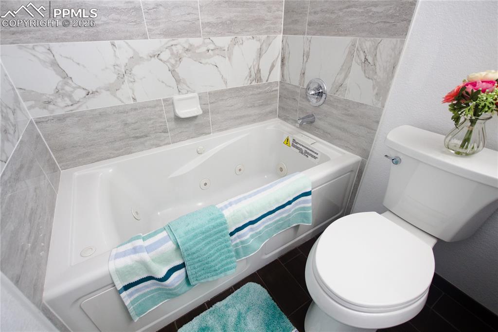 Image 11 of 14: Bathroom