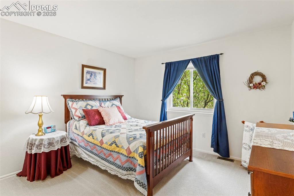 Image 13 of 25: Bedroom