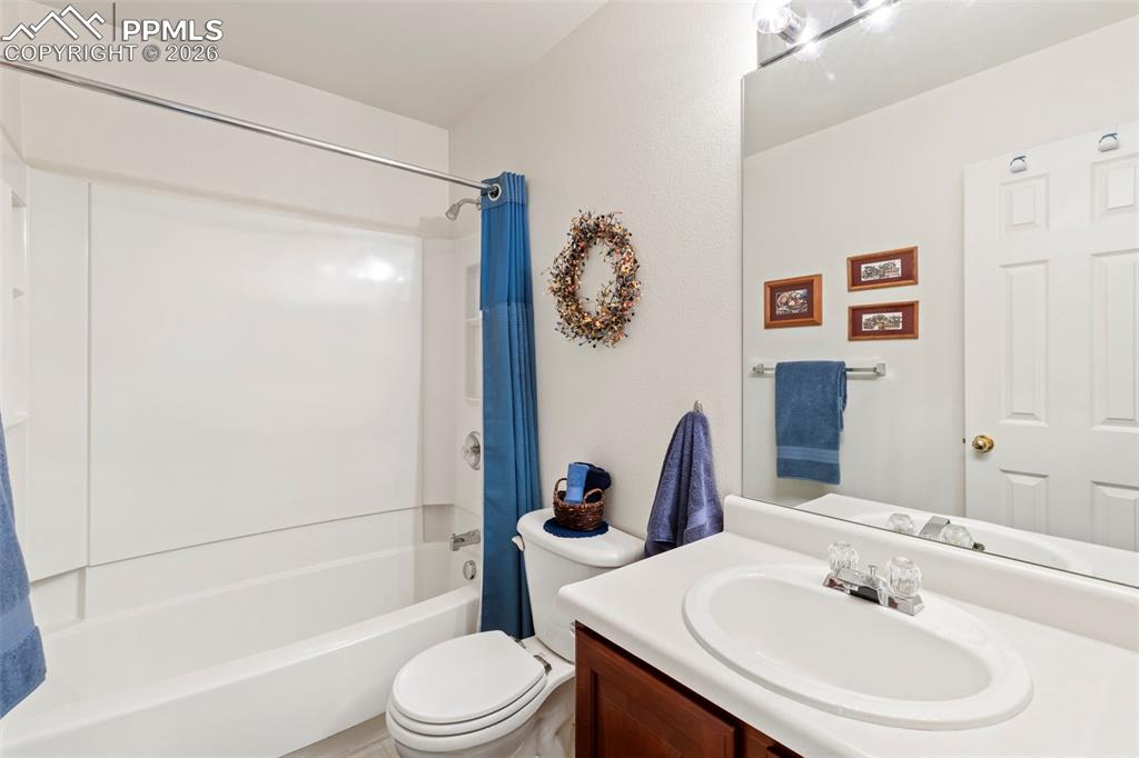 Image 16 of 25: Bathroom