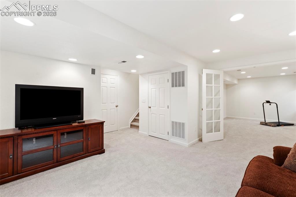 Image 18 of 25: Family Room