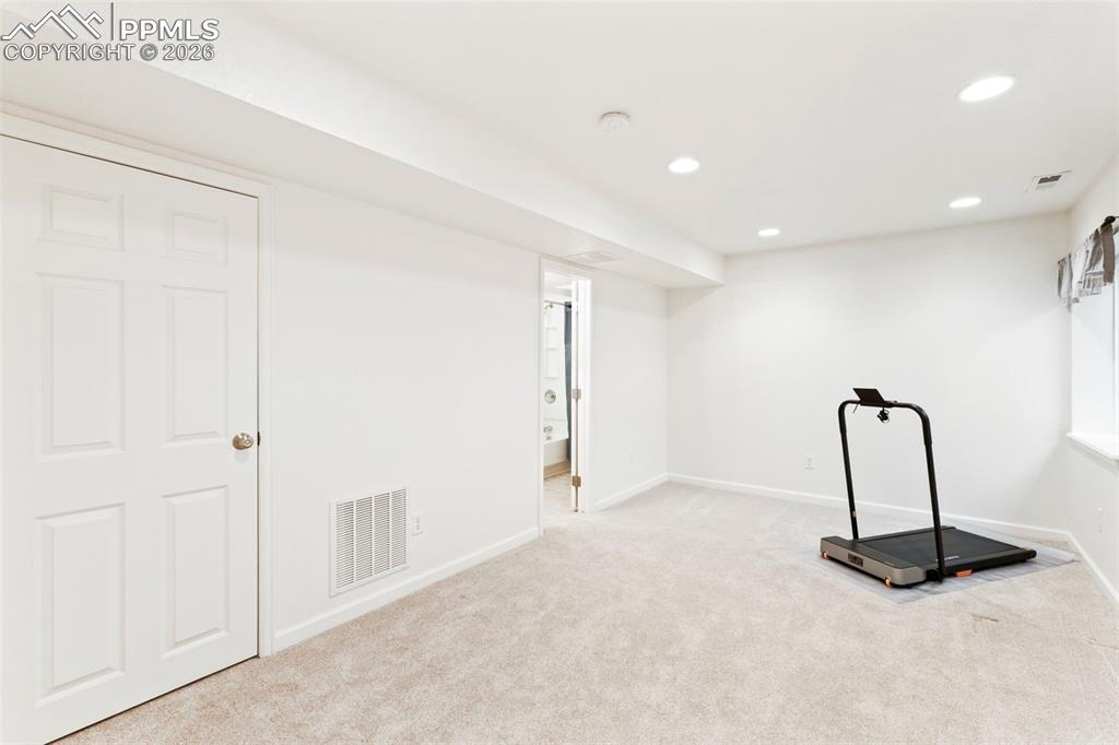 Image 19 of 25: Office