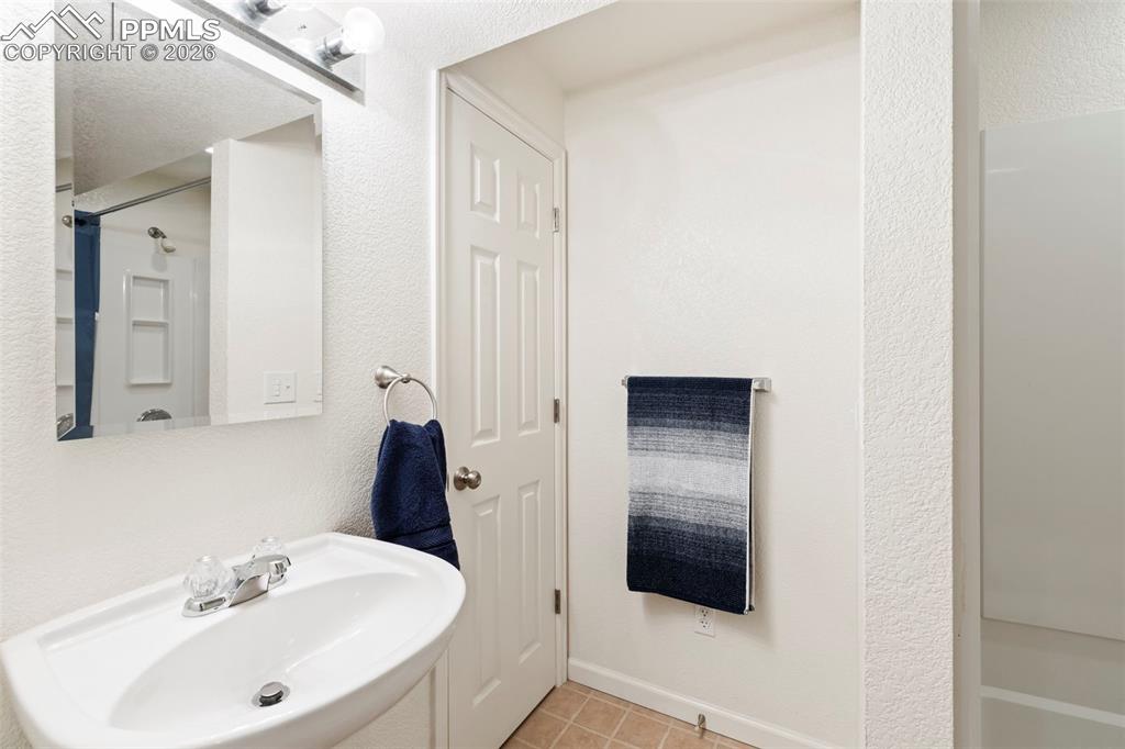 Image 20 of 25: Bathroom