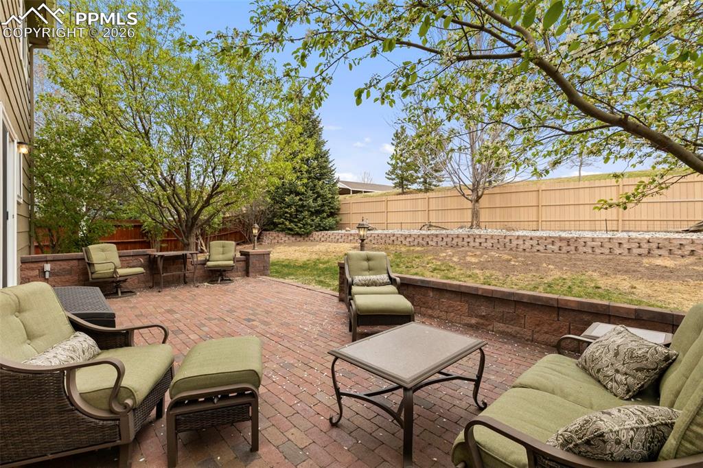 Image 21 of 25: Patio