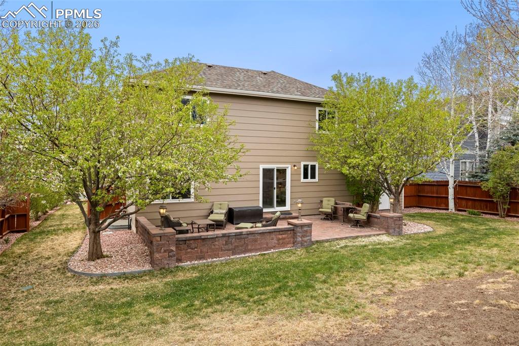 Image 22 of 25: Yard