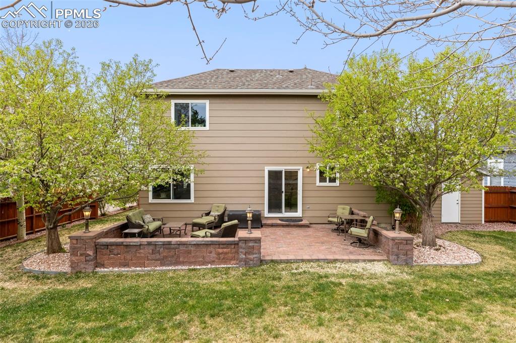 Image 23 of 25: Yard