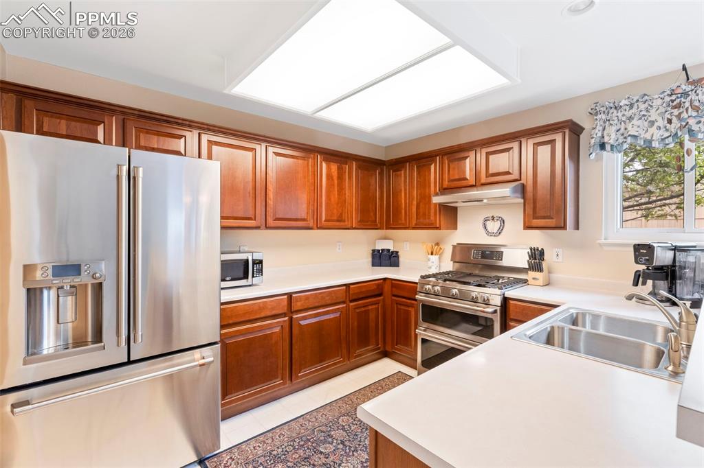 Image 6 of 25: Kitchen