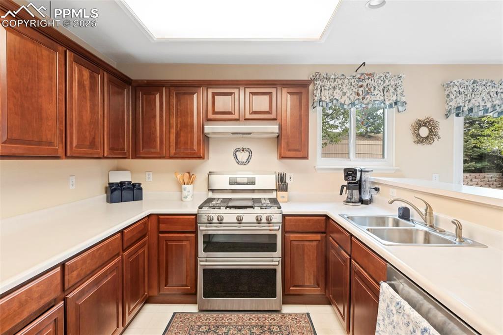 Image 7 of 25: Kitchen