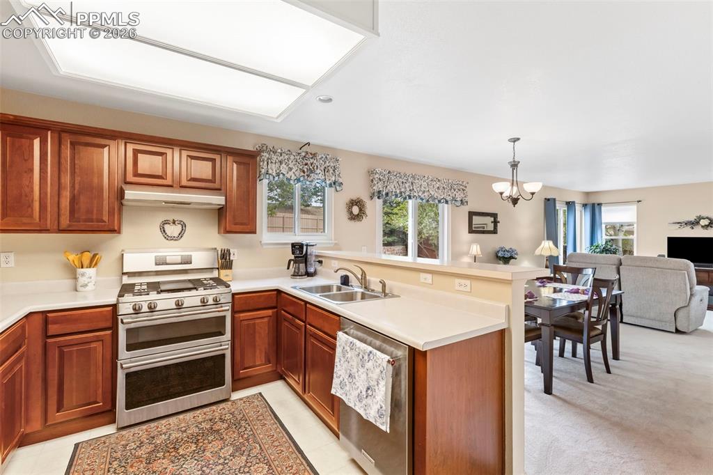 Image 8 of 25: Kitchen